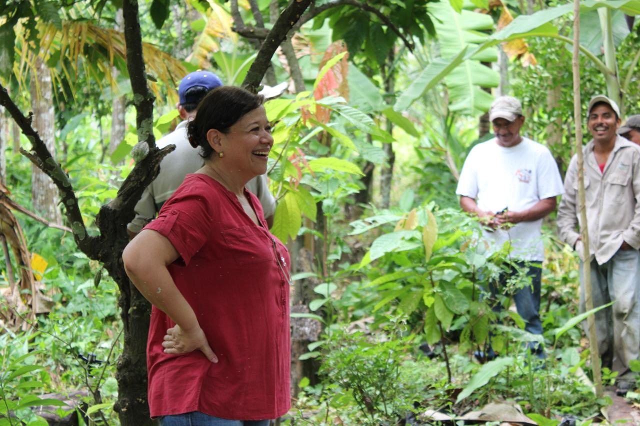 Mayi riendo en el cacaotal junto al equipo de Finca Las Delias